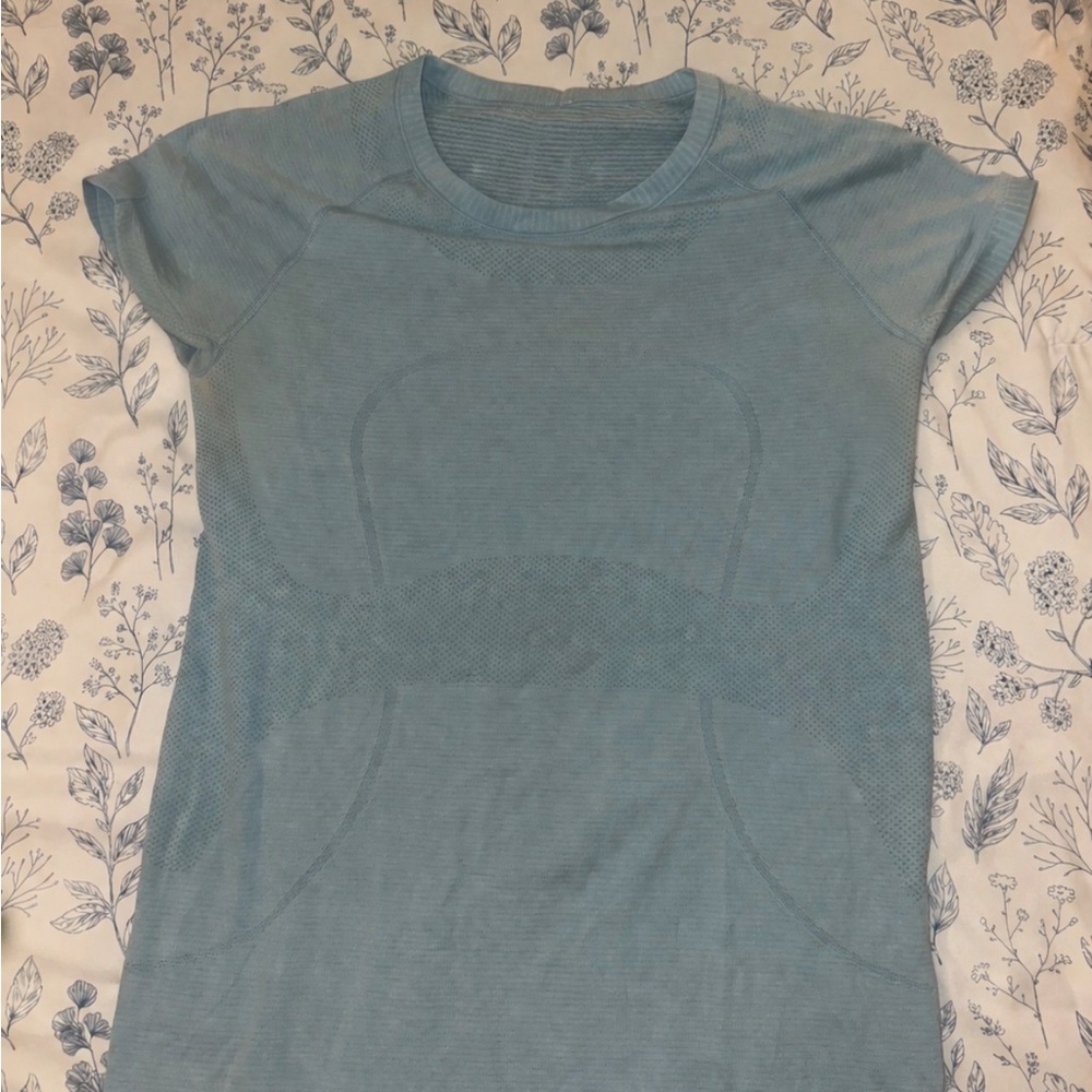 lululemon athletica Light Blue

SLIGHT FADING UNDER ARMPITS